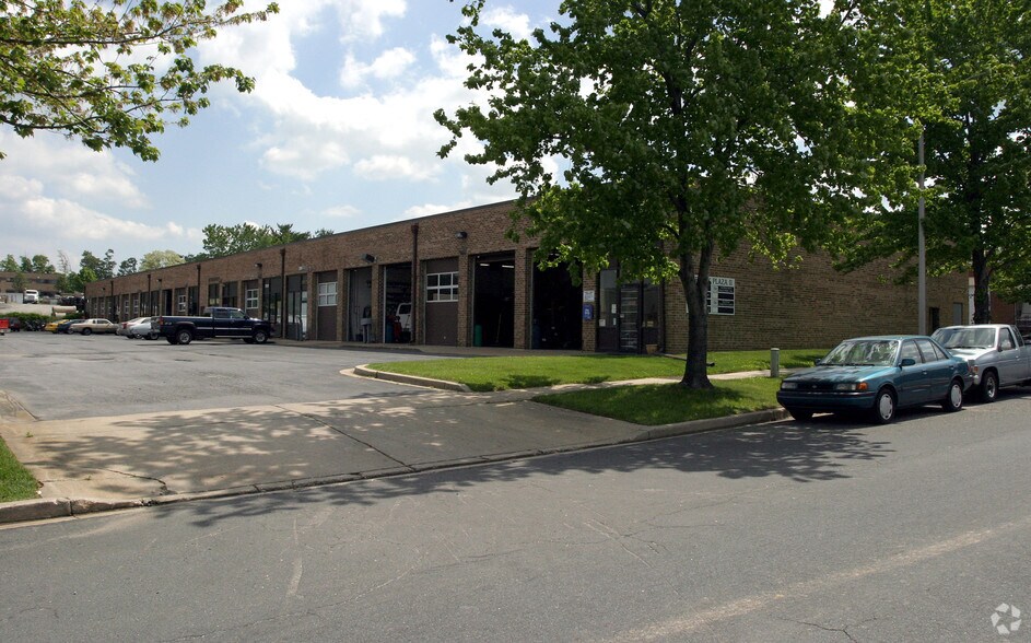 More Photos Of 7901-7953 Queenair Dr, Gaithersburg Warehouse For Lease