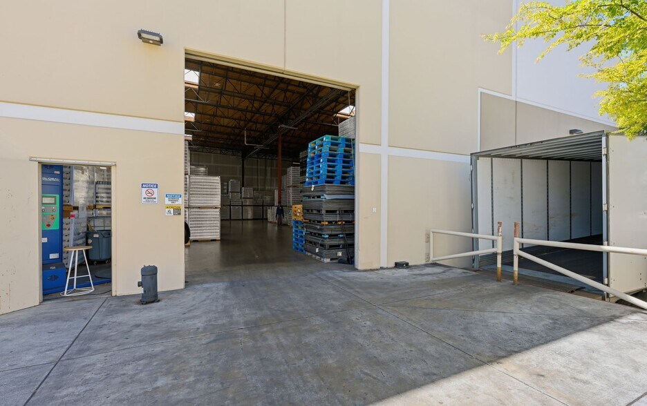 More Photos Of 12175 Paine Pl, Poway Warehouse For Lease
