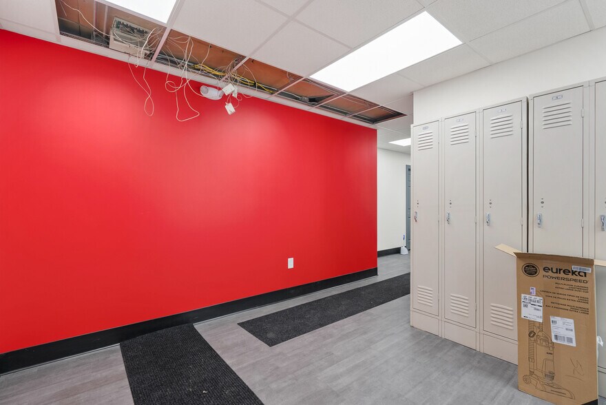 More Photos Of 17040 215th St, Davenport Warehouse For Sale