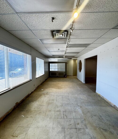 More Photos Of 350 Oakdale Rd, Toronto Manufacturing For Lease