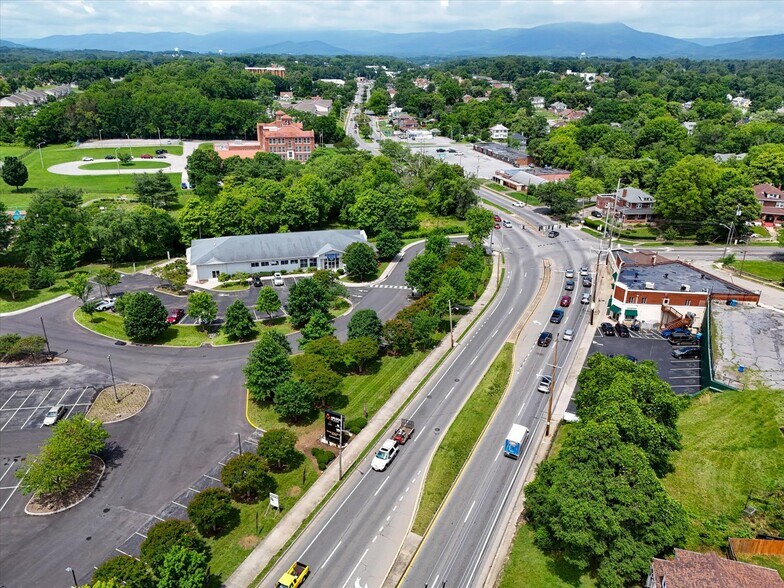 More Photos Of 2502 Melrose Ave NW, Roanoke Storefront Retail Office For Lease