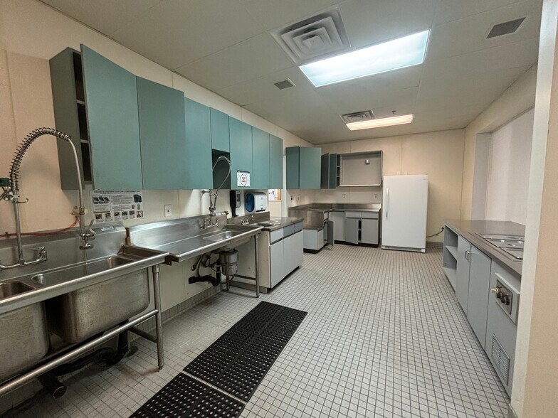 More Photos Of 144 Main St, East Hartford Storefront For Lease