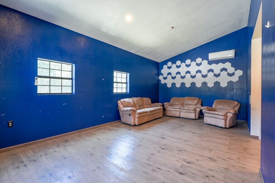 More Photos Of 352247 E 1040, Prague Auto Repair For Lease