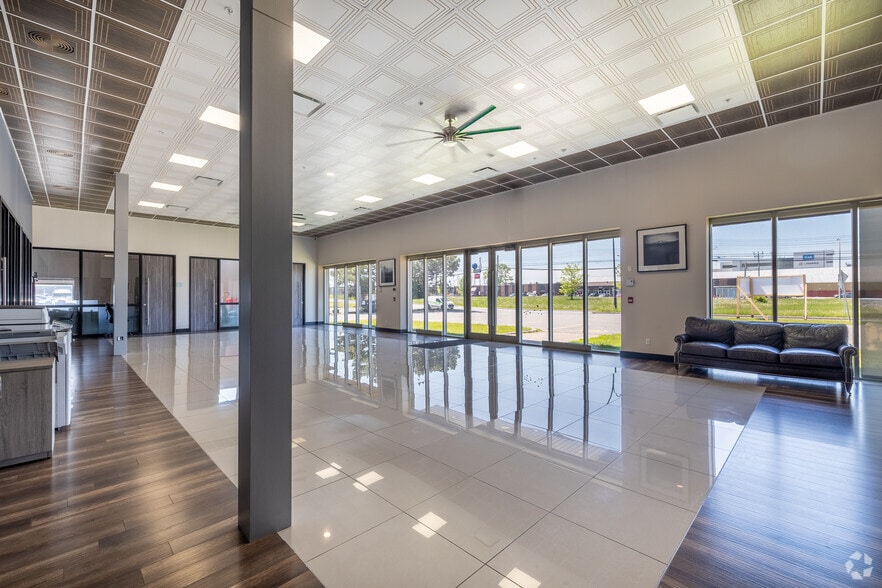 More Photos Of 235 Montee De Liesse, Saint-Laurent Manufacturing For Sale