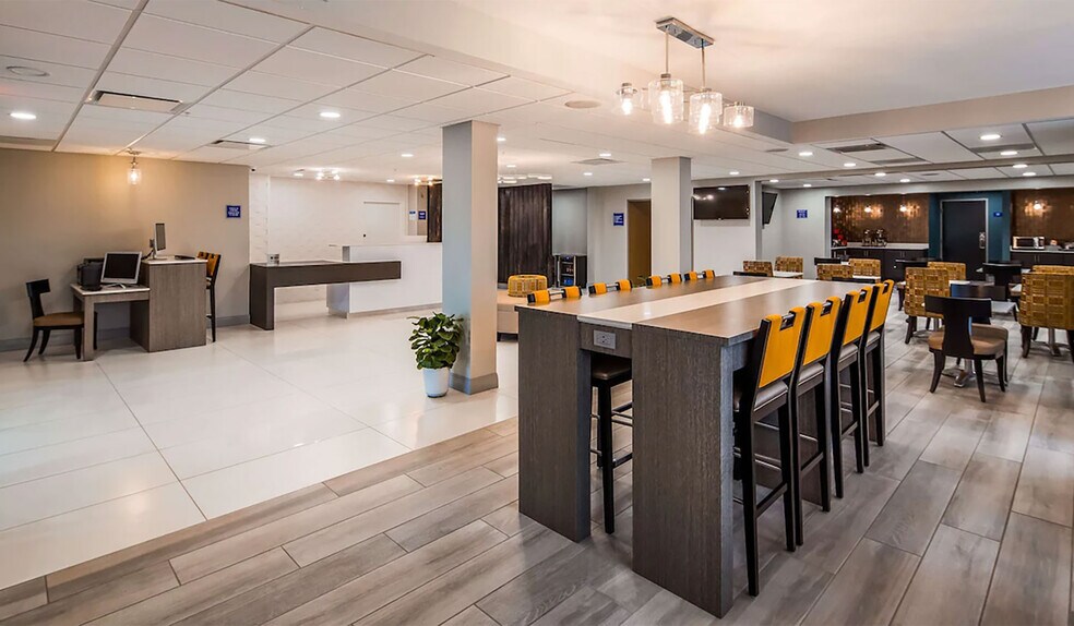 More Photos Of 604 1/2 Iaa Dr, Bloomington Hotel For Sale