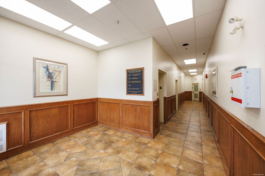 More Photos Of 3242 Westwood St, Port Coquitlam Storefront Retail Office For Lease