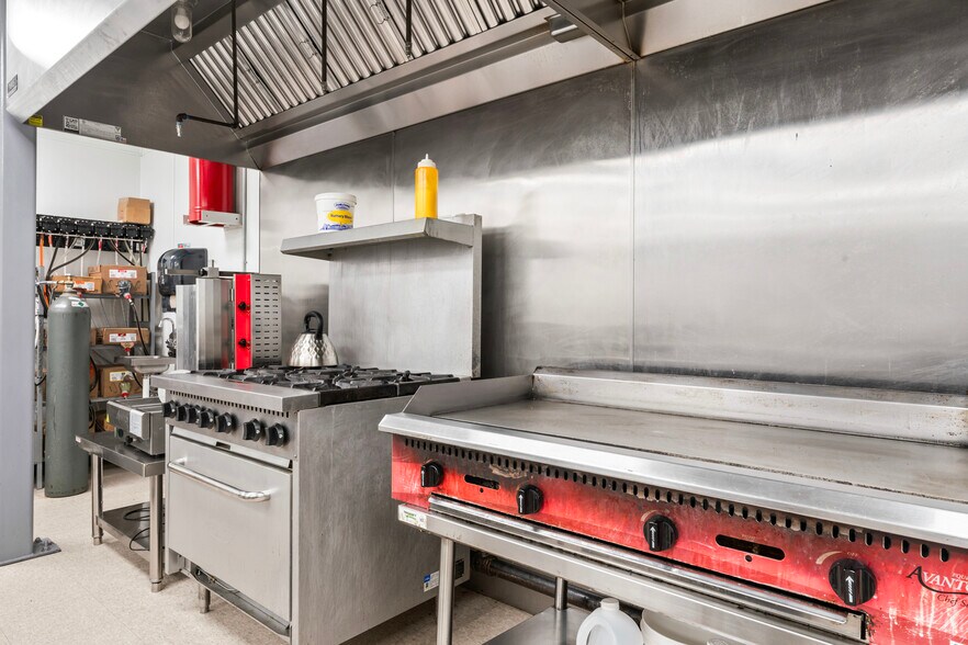 More Photos Of 322-323 W Lee Hwy, Warrenton Freestanding For Lease