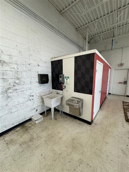 More Photos Of 1935 N Market St, Shreveport Freestanding For Sale