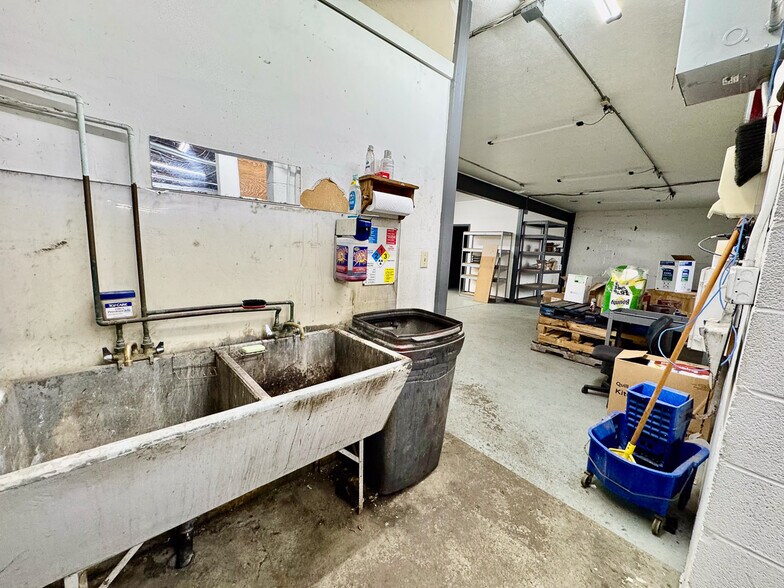 More Photos Of 1050 Triplett Blvd, Akron Warehouse For Sale