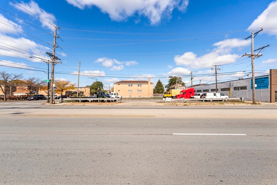 More Photos Of 5944 W 65th St, Chicago Service For Sale