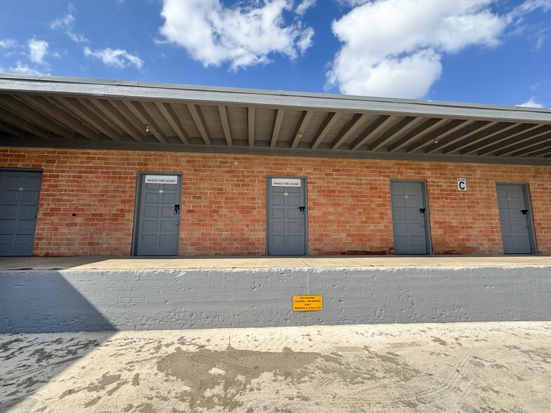 More Photos Of 2915 S Zarzamora St, San Antonio Manufacturing For Lease