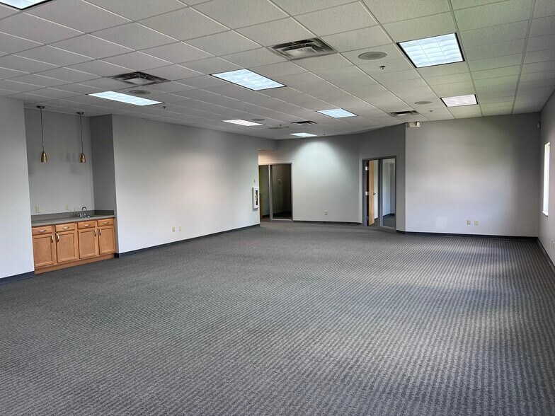 More Photos Of 422-434 Alexandersville Rd, Miamisburg Light Distribution For Lease