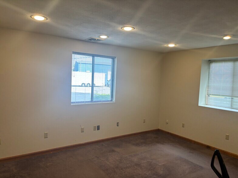 More Photos Of 58 Industrial Ct, Seekonk Warehouse For Lease