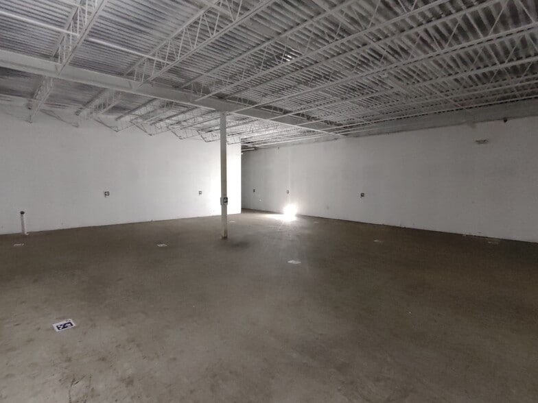 More Photos Of 3100 E 60 Rt, Huntington Storefront For Lease