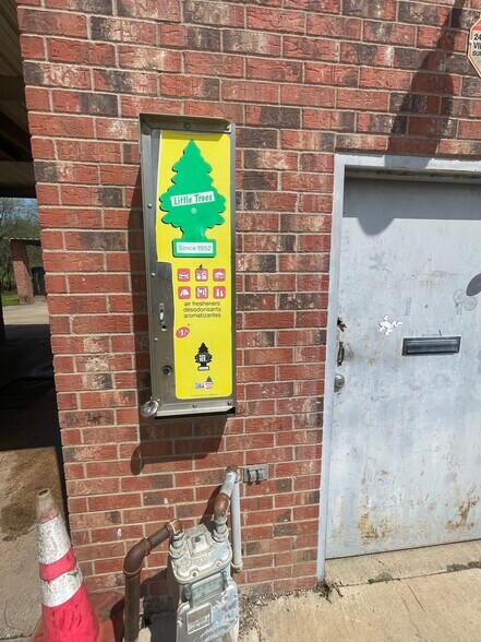 More Photos Of 931 E Dallas Ave, Cooper Self Storage For Sale