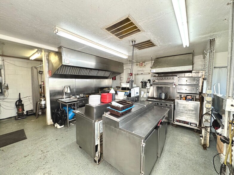 More Photos Of 19510 Leatherwood Rd, Salesville Freestanding For Sale