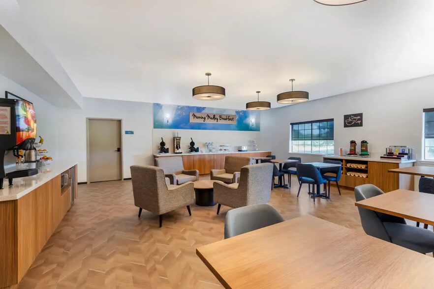 More Photos Of 1439 N Highway 67, Cedar Hill Hotel For Sale