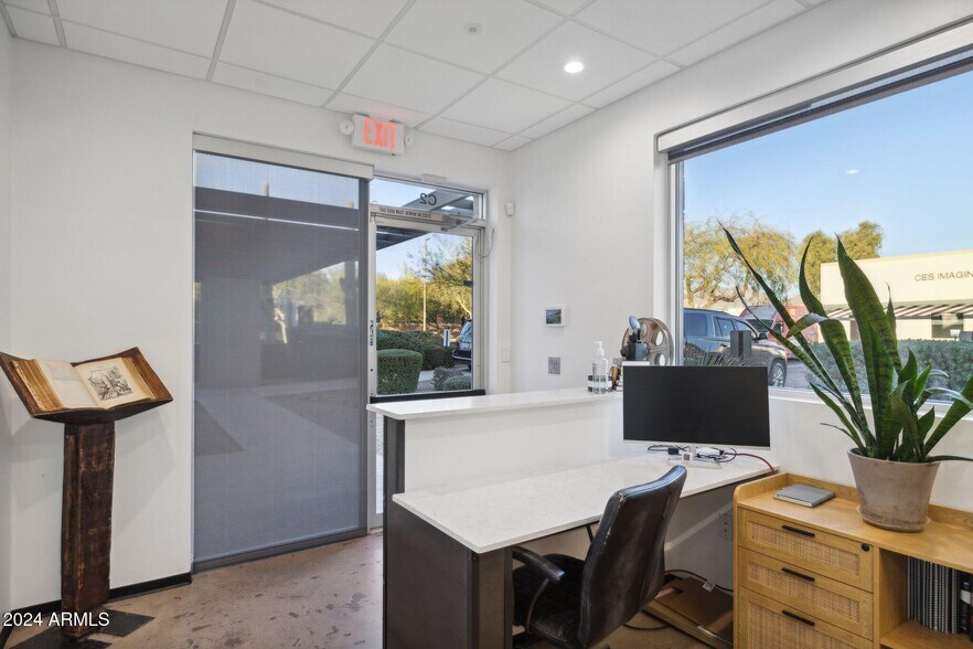 More Photos Of 14201 N Hayden Rd, Scottsdale Showroom For Sale