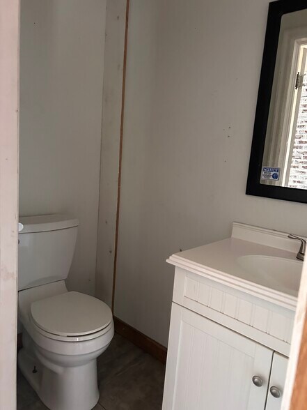More Photos Of 310 E Washington St, Cuba Flex For Sale