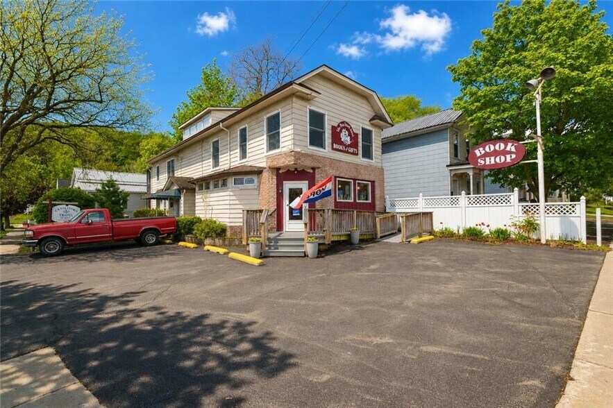 More Photos Of 450 E Main St, Palmyra General Retail For Sale