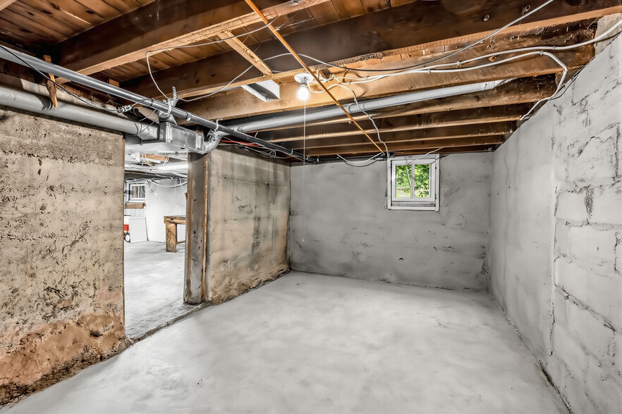 More Photos Of 3569 Cawthra Rd, Mississauga Office For Sale