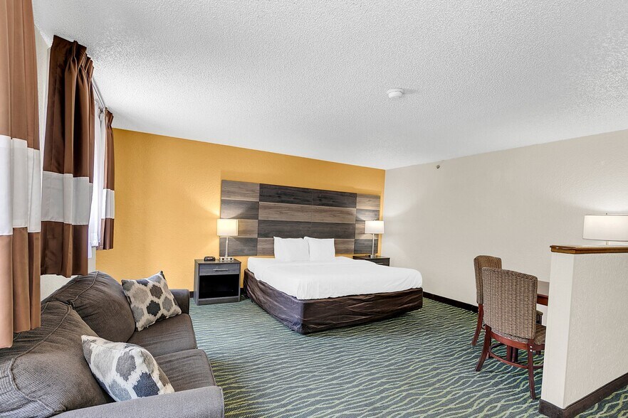 More Photos Of 1392 W North Blvd, Leesburg Hotel For Sale