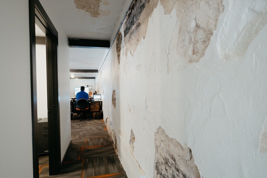 More Photos Of 633-635 W Davis St, Dallas Freestanding For Lease