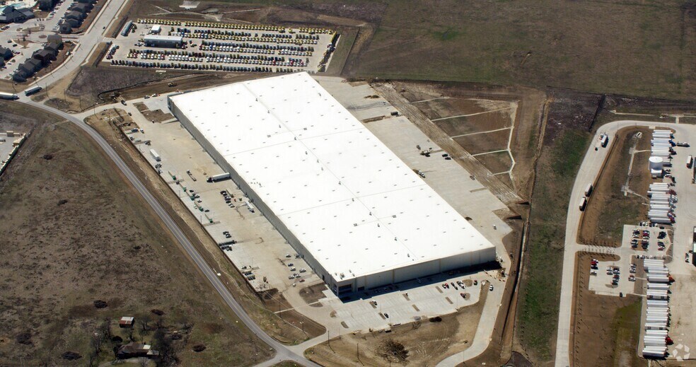 More Photos Of 3101 W Oak St, Denton Distribution For Lease