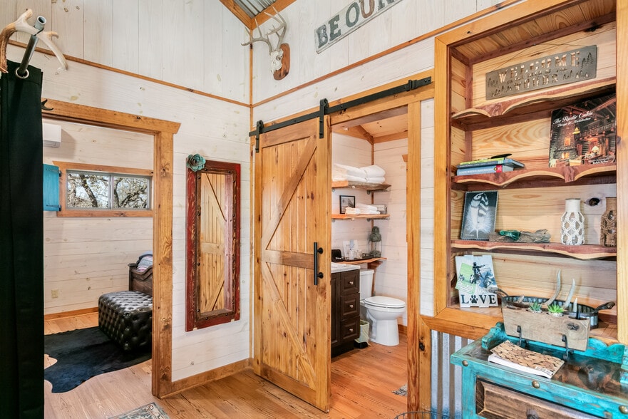 More Photos Of 100 Five Star Trl, Fredericksburg Hotel For Sale