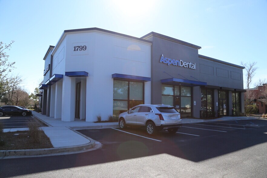 More Photos Of 1799 N Highway 17, Mount Pleasant Storefront For Lease