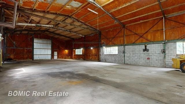 More Photos Of 9010 Dixie Hwy, Birch Run Warehouse For Lease