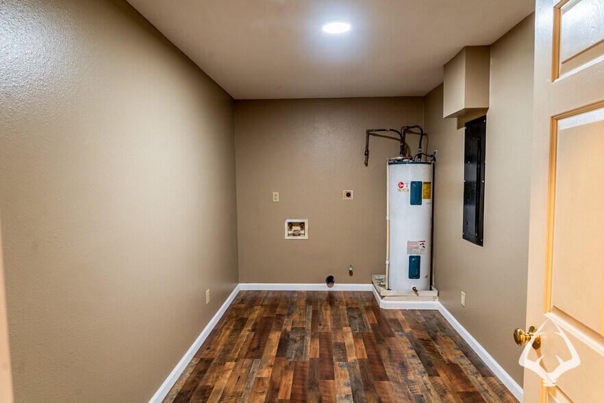 More Photos Of 205 N Wheeler Rd, Colmesneil Office For Sale