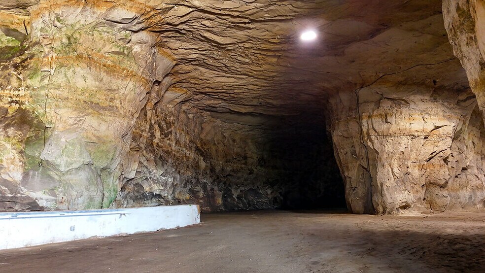 More Photos Of 20 Cave Industrial dr, Crystal City Industrial For Sale