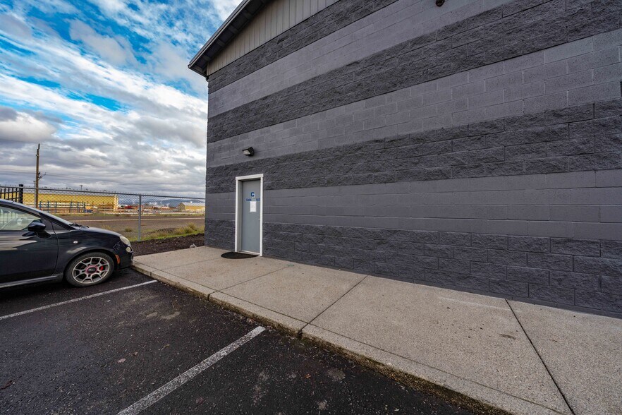More Photos Of 1918 Bobcat Way, White City Warehouse For Sale