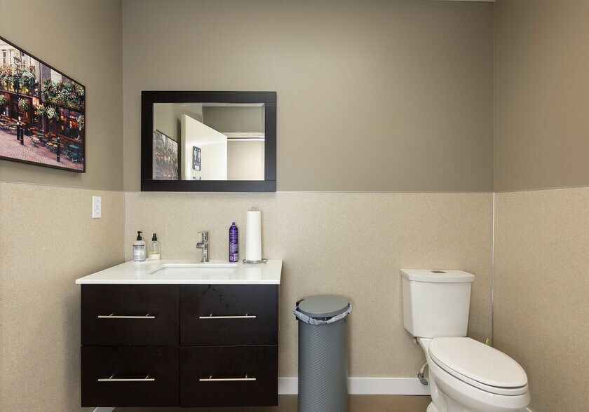 More Photos Of 8804 Roosevelt Way NE, Seattle Office For Sale