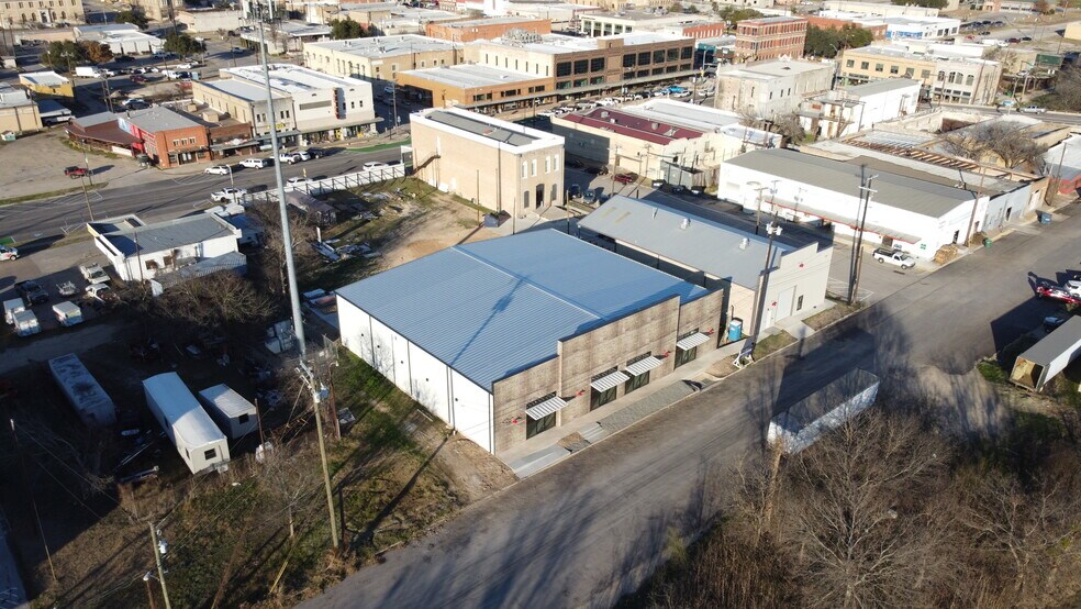 More Photos Of 202 W 1st St, Taylor Flex For Lease