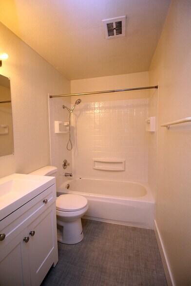 More Photos Of 1822 SE Ash St, Portland Multifamily For Sale
