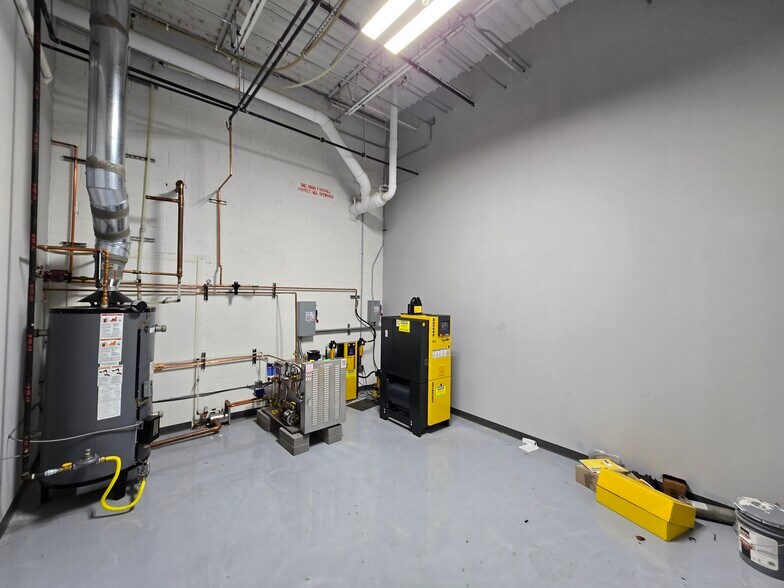 More Photos Of 5700 Highlands Pky SE, Smyrna Light Distribution For Lease