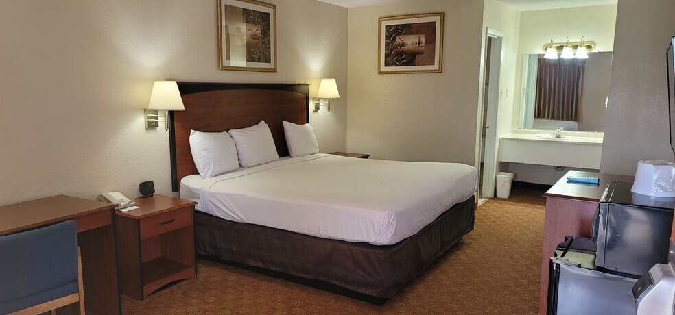 More Photos Of 1006 E 12th St, Shamrock Hotel For Sale