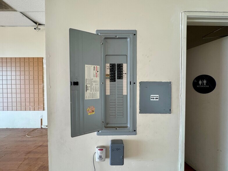 More Photos Of 10714 S Western Ave, Los Angeles Unknown For Lease