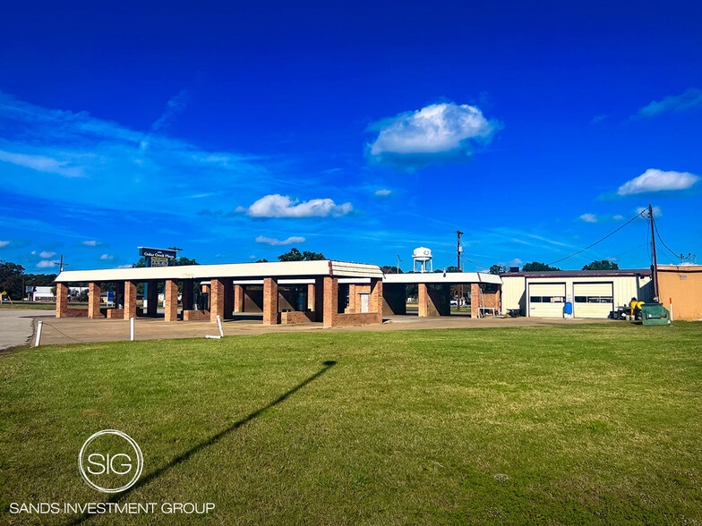 More Photos Of 101 N Seven Points Dr, Kemp Service Station For Sale