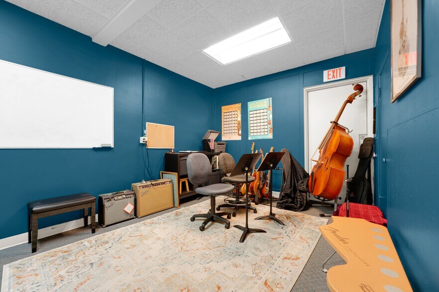 More Photos Of 1333 Johnston Rd, White Rock Storefront For Sale