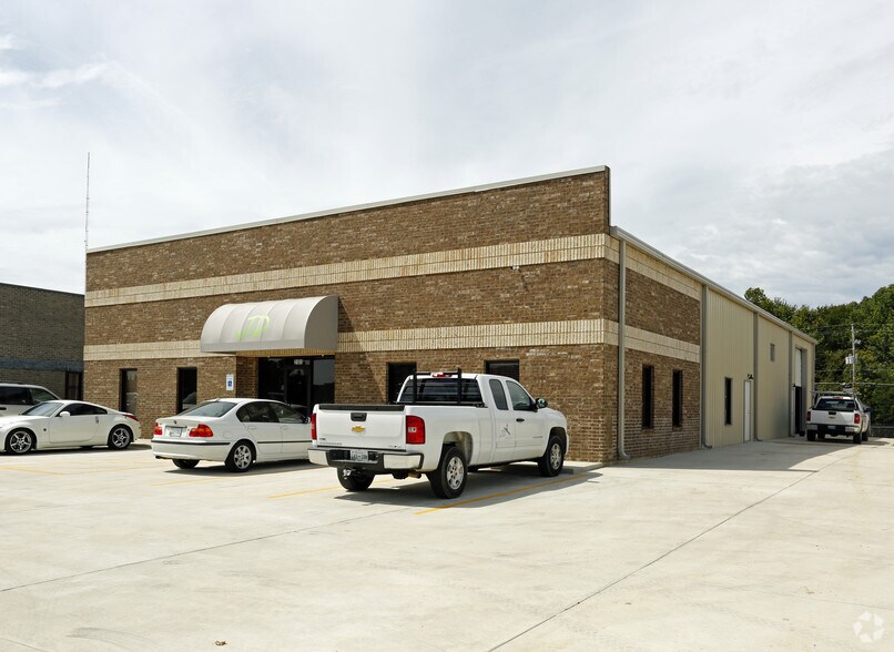 More Photos Of 2101 Hillshire Cir, Memphis Warehouse For Lease