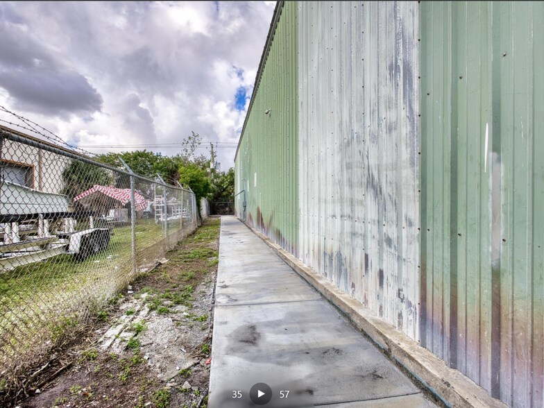 More Photos Of 13050 NW 43rd Ave, Opa Locka Warehouse For Lease