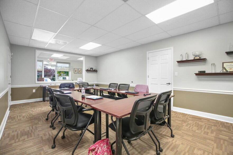 More Photos Of 107 Olde Greenwich Dr, Fredericksburg Office For Sale