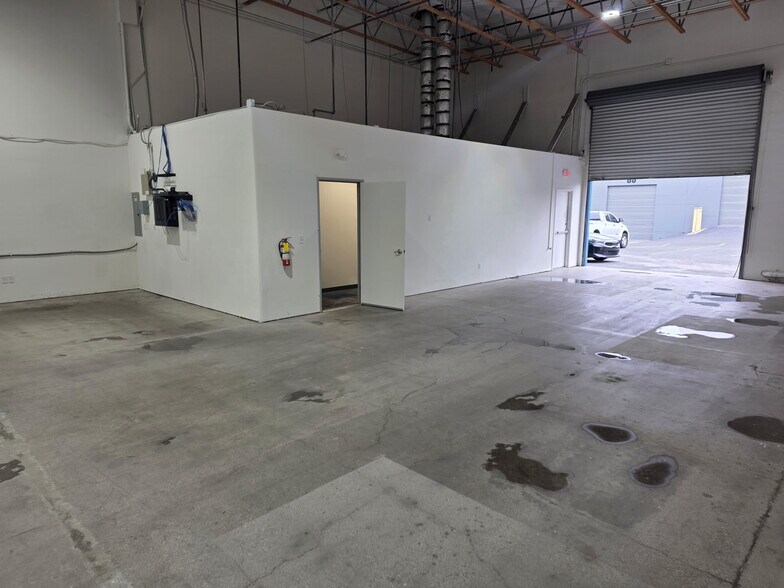 More Photos Of 2700 E Patrick Ln, Las Vegas Warehouse For Lease