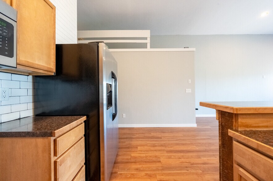 More Photos Of 211 Jetway Dr, Belgrade Flex For Sale