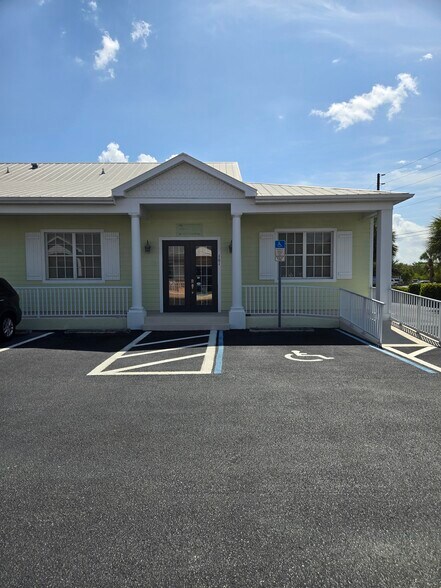 More Photos Of 5471 Lee St, Lehigh Acres Showroom For Lease