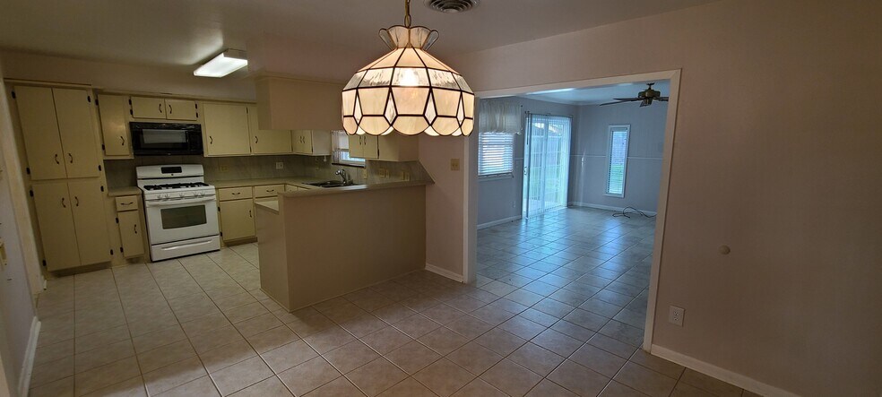 More Photos Of 1001 Blackhaw St, Houston Office Residential For Sale