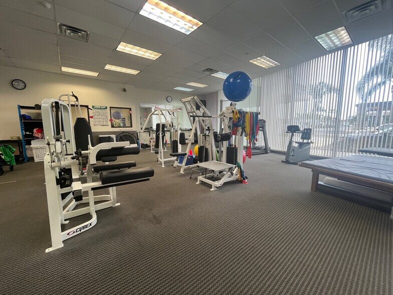 More Photos Of 17122 Beach Blvd, Huntington Beach Medical For Lease